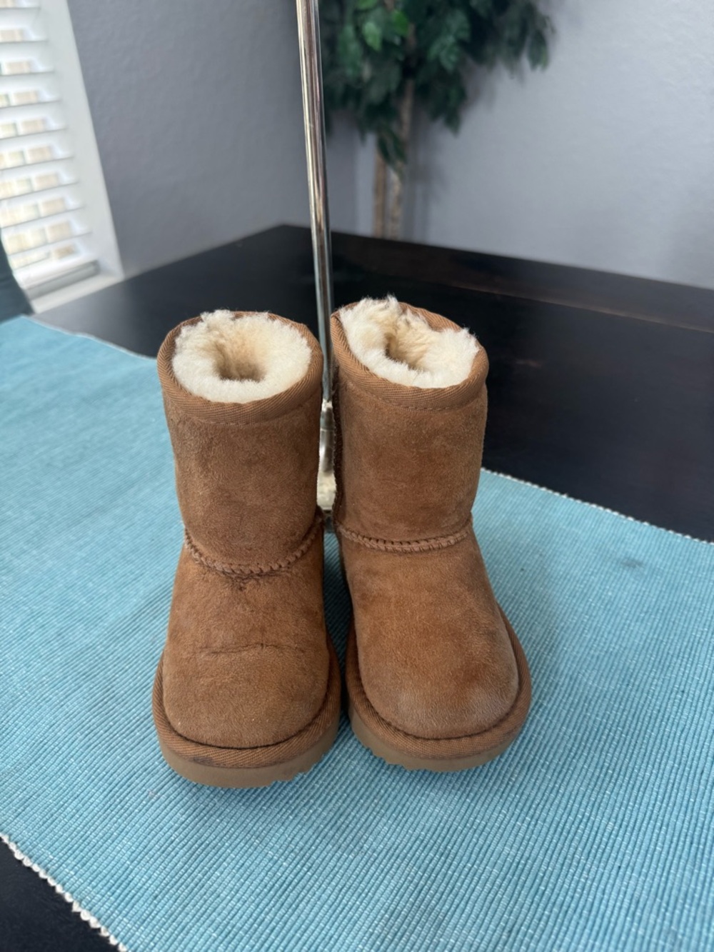 UGG Toddler Classic II sheepskin boots size 6